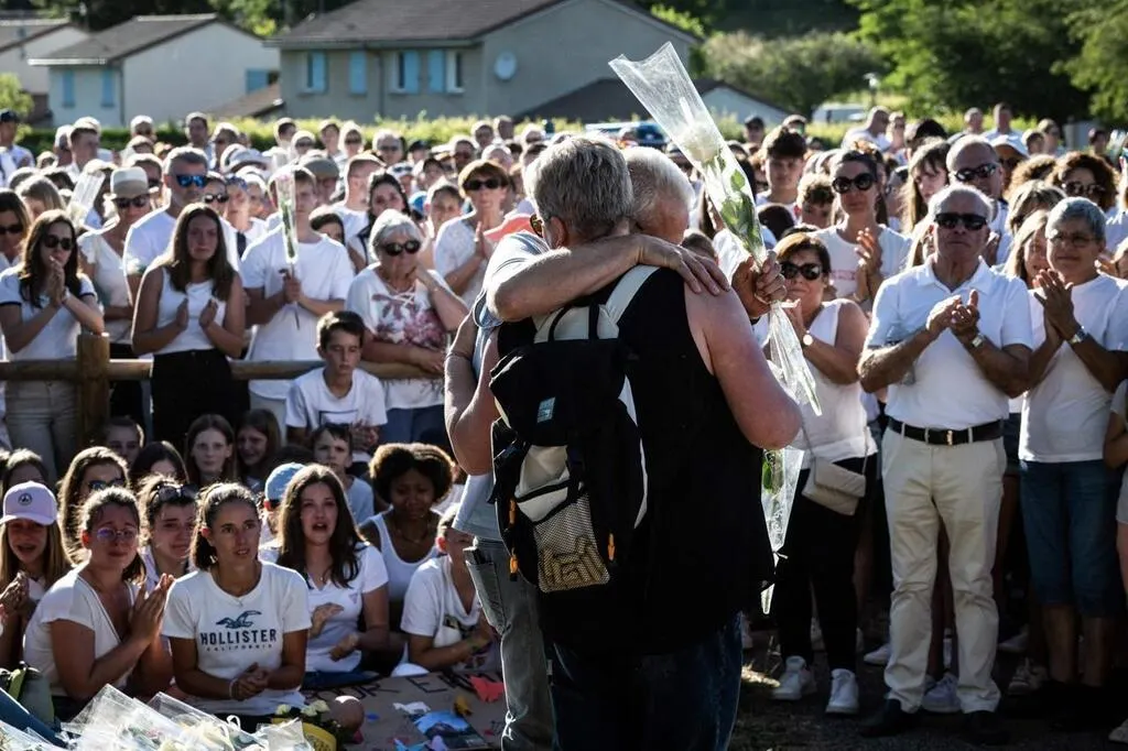 EN IMAGES. En SaôneetLoire, 1 000 personnes rendent hommage à l