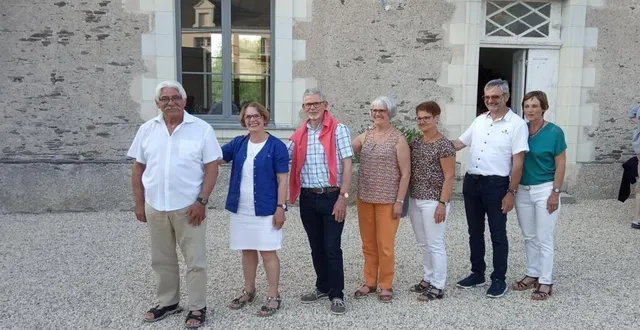 photo  les sept frères et sœurs devant l’établissement, la demeure de l’aubance, en 2022. 