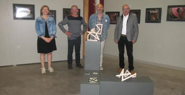 photo  vernissage, vendredi, de l’exposition « poésies érosives », à l’espace galerie de la roche d’oëtre. de gauche à droite : anne gouelibo, vice-présidente de flers agglo déléguée au tourisme ; pierre jamet, photographe ; frédéric bertuglia, sculpteur et alain lange, maire d’athis-val-de-rouvre. l’exposition est visible jusqu’au 17 juillet, de 10 h à 18 h. contact : tél. 02 31 59 13 13. 