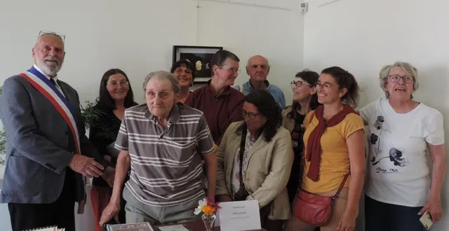 photo  pierre monsallier, entouré de sa famille pour signer la convention.  &copy;  ouest-france 