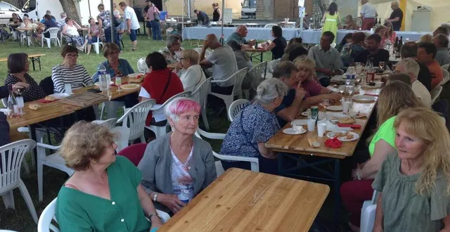 photo  une centaine de personnes se sont attablées samedi en soirée à l’entrée des moulins de paillard.  &copy;  le maine libre 