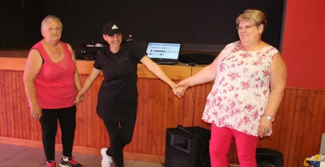 photo  mirma payacam, entourée d’annick guy, présidente et marie-jo piel, membre du club générations mouvement.  &copy;  le maine libre 