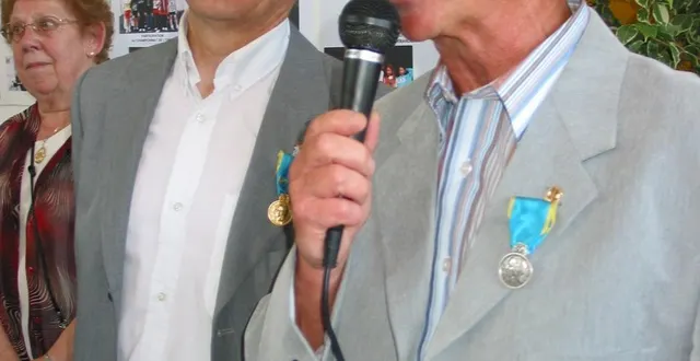 photo  robert boscher et maurice chéramy, en 2005, lors du 130e anniversaire de la bayard omnisports.  &copy;  dr 