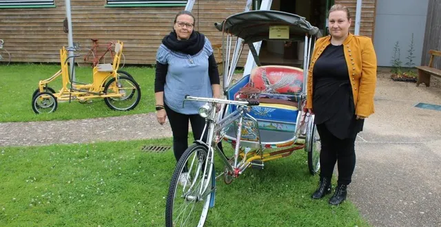 photo  florence dubourg et mandy laisné accueillent les visiteurs au musée du vélo la belle échappée.  &copy;  le maine libre 