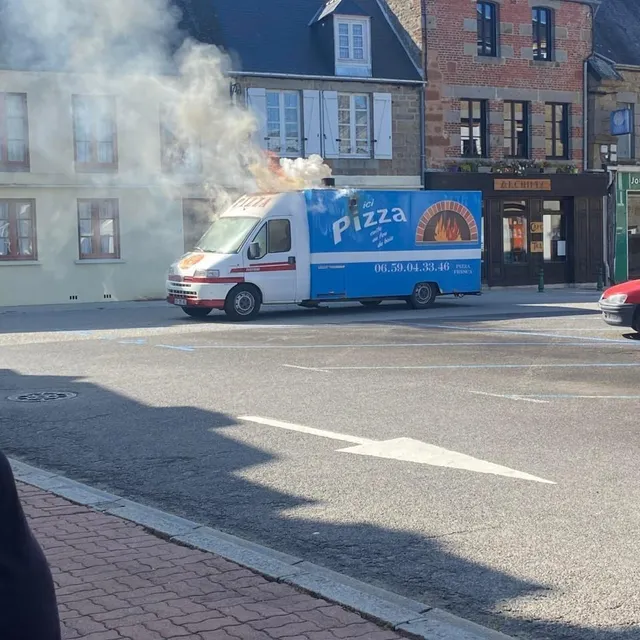 photo le camion était stationné place leveneur, à carrouges, quand le feu a pris.  ©  ouest-france