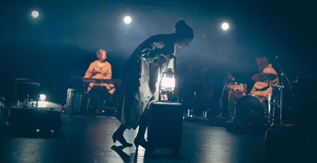 photo  danse macabre, création de la compagnie the dakh daughters, a été mise en scène par vlad troïtsky, figure emblématique du théâtre indépendant en ukraine, qui évoque l’enfer de la guerre à travers la voix de femmes meurtries.  &copy;  oleksandr kosmach 
