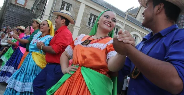 photo  chaque année depuis trente ans, le festival les folklores du monde fait venir des groupes de danse traditionnelle du monde entier. mais il faut trouver où les loger.  &copy;  archives ouest-france 