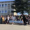 photo  la mobilisation pour éviter la fermeture d’une classe au collège belle-vue de loué a débuté lundi 13 juin. elle est appelée à se poursuivre si l’inspection d’académie n’apporte pas de réponse. 