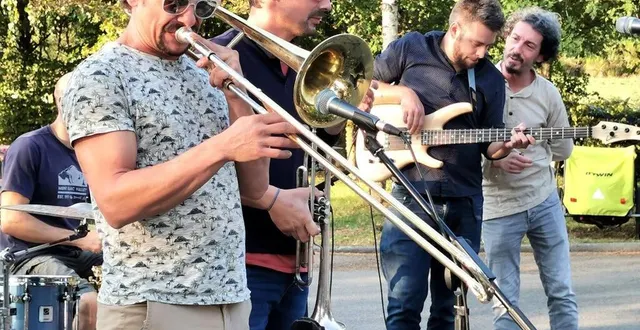 photo  le groupe djeyco experience se produire au café le caillou, en extérieur sur le site de la roche d’oëtre vendredi 17 juin.  &copy;  djeyco experience 