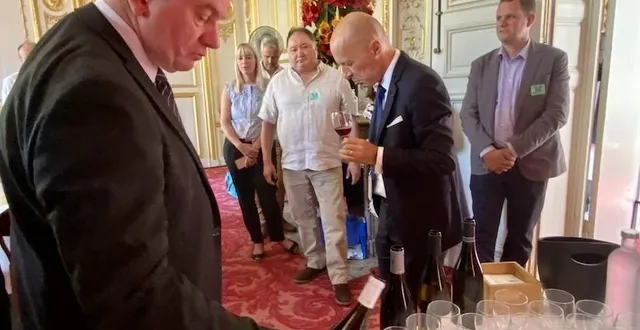 photo  ce mardi 14 juin 2022, le sommelier du sénat a dégusté et choisi deux vins sarthois pour sa carte.  &copy;  photo christine marchand 