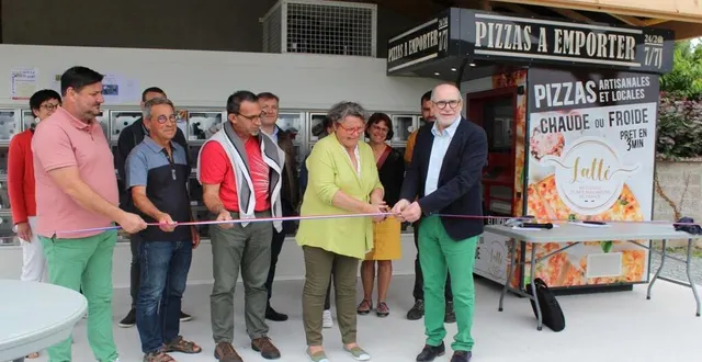 photo  catherine albert, marie déléguée de la bohalle et jean-charles prono, maire de loire authion lors de l’inauguration. entourés d’élus, d’agents et de responsables d’entreprises partenaires. 