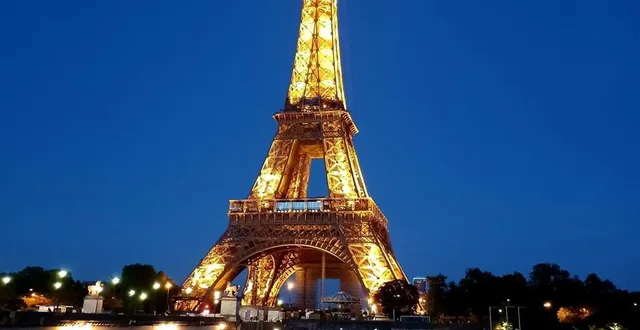 photo  une balade au pied de la tour eiffel est prévue.  &copy;  archives le maine libre 