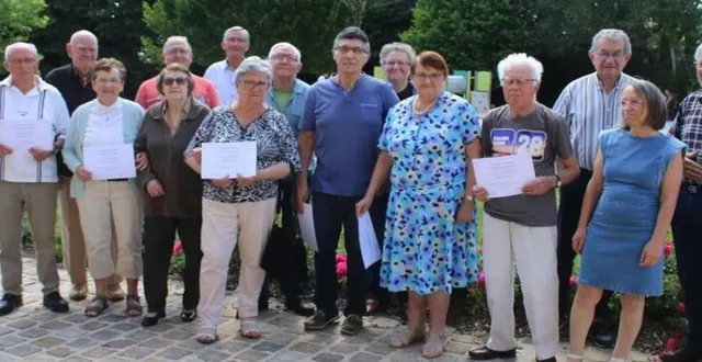 photo  au 1er rang : les membres honoraires, entourés de claudie moulard (2e à droite), présidente, de membres et d’adhérents.  &copy;  ouest-france 