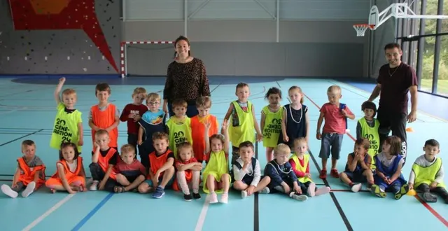 photo  les élèves de maternelle, entourés de maggy robard, directrice, et boris gesbert, moniteur diplômé.  &copy;  ouest-france 