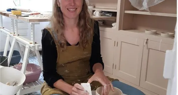 photo  fabiola bouchard travaille essentiellement la porcelaine et un peu le grès.  &copy;  le maine libre 