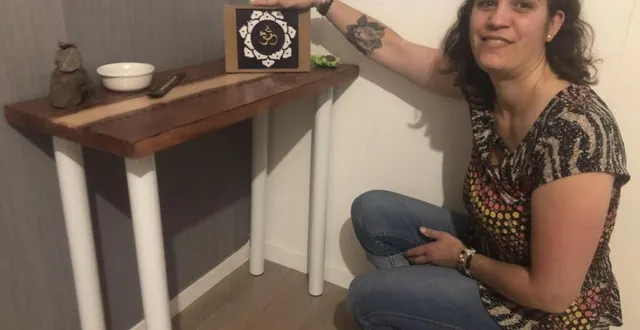 photo  delphine a fabriqué cette console et cette plaquette de ses mains. sa maison lui sert de show-room.  &copy;  le maine libre 