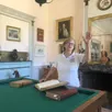 photo nathalie le brethon, dans la salle de billard du château de dobert, où elle consulte les ouvrages de généalogie rédigés par ses ancêtres présents au château depuis le xve siècle.