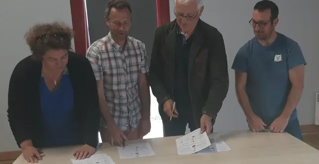 photo  signature d’un partenariat entre la commune et les différentes associations afin d’organiser la coulanaise 2022.  &copy;  le maine libre 