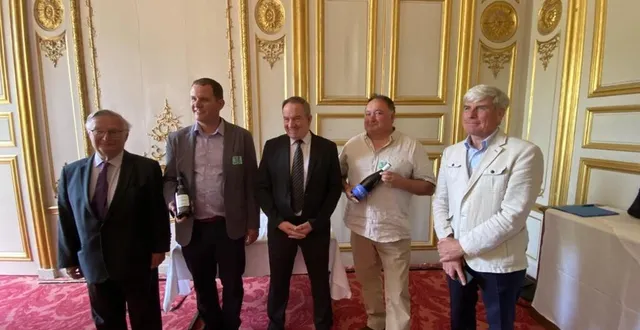 photo  à l’initiative de jean-pierre vogel et louis-jean de nicolay, deux crus sarthois seront servis à la table du sénat.  &copy;  jean-pierre vogel 