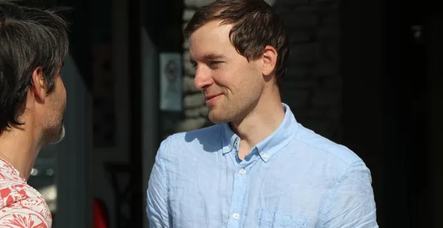 photo  mardi 14 juin, en début de soirée, le candidat guillaume jouanneau (ps, nupes) est allé à la rencontre des habitants d’avrillé.  &copy;  ouest-france 