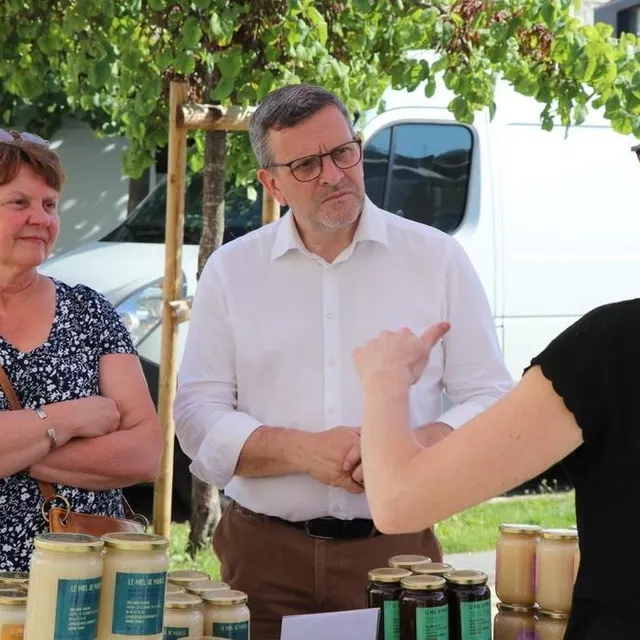 photo accompagné de sa remplaçante patricia maussion, philippe bolo (modem, ensemble !) s’est rendu sur le marché de segré, mercredi matin.  ©  ouest-france