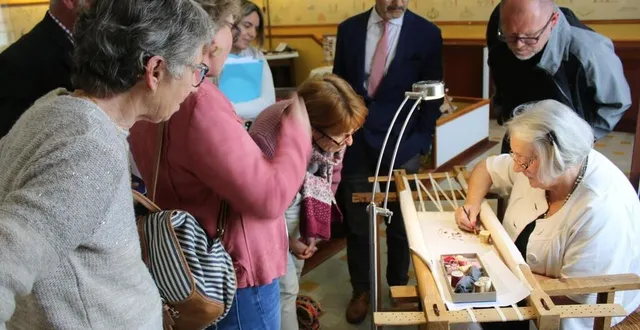 photo  colette mézenge (à droite), présidente de l’association tourisme et culture, s’est installée au métier pour une démonstration du point de beauvais.  &copy;  ouest-france 