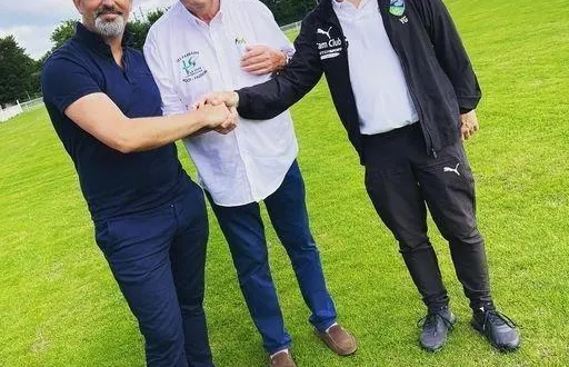 photo  joël bruneau entouré des deux nouveaux présidents.  &copy;  football club la suze roëzé 