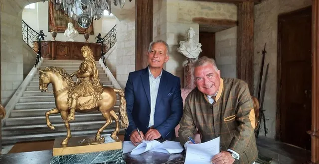 photo  jean-louis charon signe l’officialisation de la campagne, devant claude trianon délégué départemental de la fondation du patrimoine.  &copy;  ouest-france 