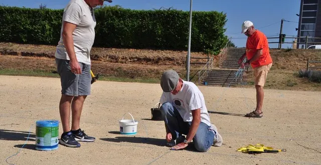 photo  la préparation des terrains pour le régional de pétanque avait lieu mercredi.  &copy;  le maine libre 