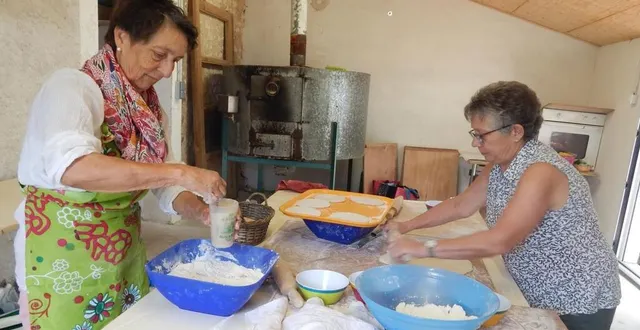 photo  les fouées cuites au feu de bois, salées ou sucrées, ont eu du succèsauprès des visiteurs.  &copy;  le maine libre 