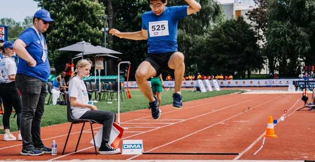photo  helliot vient de remporter la médaille de bronze en saut à longueur aux gymnasiades à caen. il a battu son record avec un saut de 5,17 m.  &copy;  le maine libre 