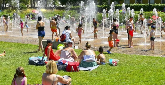 photo  au mans, les familles cherchent un peu de fraîcheur sous les jets d’eau du parc monod.  &copy;  photo le maine libre – yvon loue 