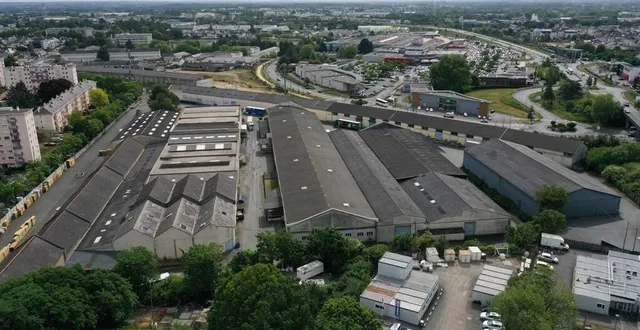 photo  angers, avril 2022. les habitations proches ?des magasins généraux, à l’entrée est de la ville, sont plus exposées que la moyenne aux conséquences du réchauffement climatique. le projet d’urbanisation sur ce site logistique devra réintégrer des espaces perméables et végétalisés pour rafraîchir l’atmosphère.  &copy;  co - josselin clair 