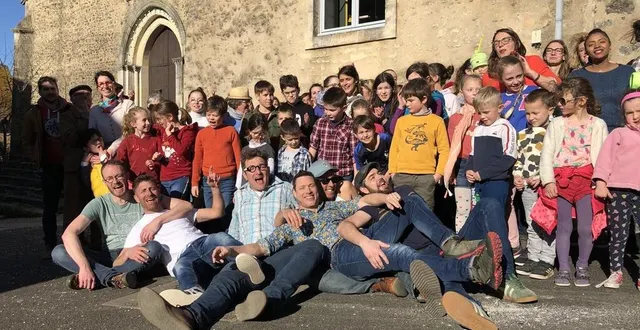 photo  sans prétention (ici lors du tournage de leur clip à chantenay-villedieu, en février 2022) va constituer la tête d’affiche de la journée du vendredi, avec un concert prévu place raphaël-elizé, à partir de 22 h.  &copy;  ouest-france 
