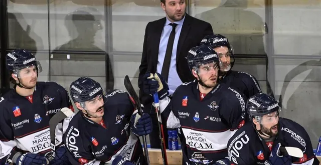 photo  ethan goldberg, le coach des ducs, accueille un nouveau défenseur canadien.  &copy;  sébastien aubinaud 