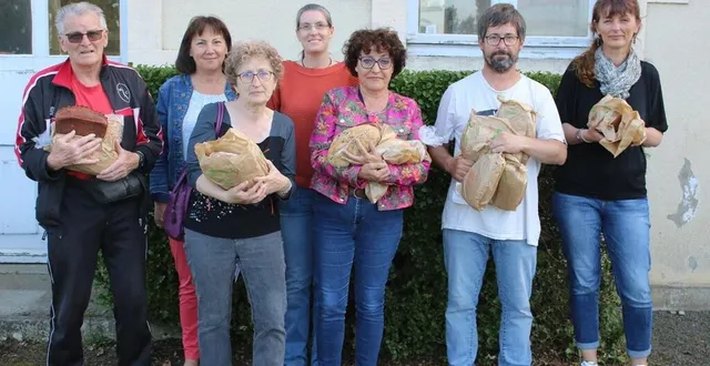 photo  janique taillebois, présidente (à droite), accompagnée des membres et adhérents de l’amap du chédouet.  &copy;  ouest-france 