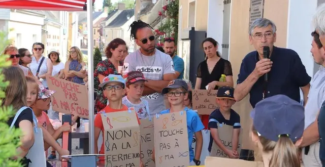 photo  gérard lambert, maire de teloché, et julien palleja, parent d’élève élu, se sont exprimés lors du rassemblement contre l’annonce d’une fermeture de classe à la prochaine rentrée.  &copy;  ouest-france 