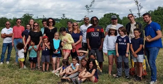 photo  les parents de l’école condorcet de soulaines-sur-aubance ont accompagné leurs enfants pour participer au baptême du chêne qui portera maintenant leur nom et leur prénom. christophe bernard (3e à gauche) et baptiste prono (2e à droite) entourent le groupe de parents. une aire de pique-nique va être aménagée par le domaine de haute perche pour permettre aux familles de suivre l’évolution de leur arbre et de la biodiversité qu’il créera.  &copy;  ouest-france 
