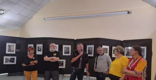 photo  patrick duroch (avec le micro) a présenté l’expo photos et les adhérents au public  &copy;  le maine libre 