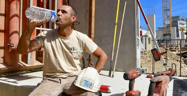 photo  le personnel de chantier, fortement exposé aux fortes chaleurs, adapte ses horaires de travail afin d’éviter de travailler aux heures les plus chaudes de la journée et est prié de s’hydrater au maximum.  &copy;  le maine libre – yvon loué 