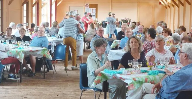 photo  le repas tenu en mai 2022 et ses 80 convives, entre plats et danses.  &copy;  le maine libre 