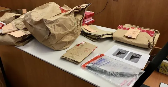 photo  un homme de 62 ans se retrouve pour la cinquième fois devant une cour d’assises, à caen (calvados). il est rejugé à caen, jeudi 16 et vendredi 17 juin 2022 pour quatre braquages. on voit ici les scellés (pièces à conviction).  &copy;  ouest-france 