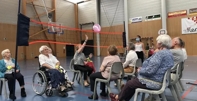 photo  des résidents des ehpads des hauts-vents (flers, dans l’orne) et de l’horizon (saint-georges-des-groseillers) s’affrontent au volley assis dans le gymnase saint-sauveur, ce jeudi 16 juin 2022.  &copy;  ouest-france 
