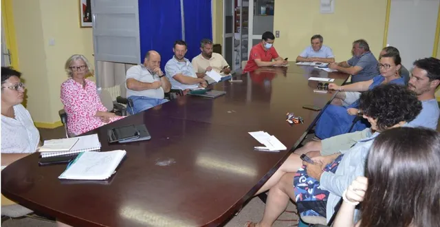 photo  les conseillers municipaux autour du maire jean-yves denis.  &copy;  le maine libre 