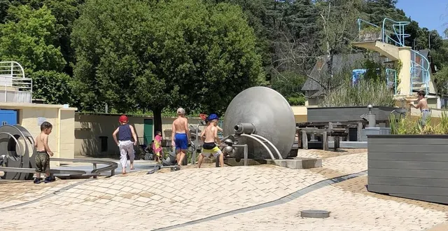 photo  en cette période de fortes températures, les jeux d’eaux de l’espace henri-royer sont appréciés par les enfants.  &copy;  ouest-france 