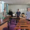 photo  des élèves de la classe de percussions du conservatoire du pays sabolien autour de leur professeur samuel delafuys, avant leur concert qui aura lieu le mercredi 22 juin dans le cadre du festival à corps et à cri à sablé-sur-sarthe. 