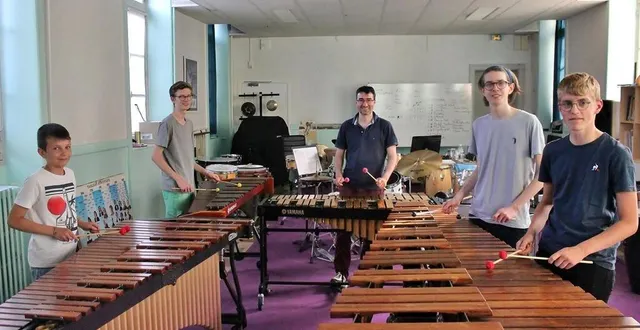 photo  des élèves de la classe de percussions du conservatoire du pays sabolien autour de leur professeur samuel delafuys, avant leur concert qui aura lieu le mercredi 22 juin dans le cadre du festival à corps et à cri à sablé-sur-sarthe.  &copy;  ouest-france 