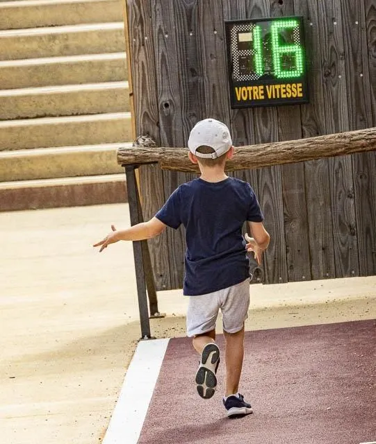 photo au bioparc de doué-la-fontaine, une piste de course invite les visiteurs à mesurer leur allure à celle des différents animaux.  ©  bioparc chabot