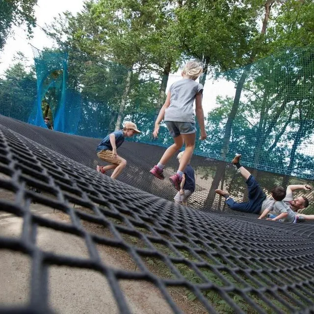 photo passerelles, toboggans et spirales dans 3 500 m2 de filets dans les arbres pour s’amuser en famille au parc animalier de branféré.  ©  m. gross