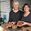 photo  jean-marc coulon et sa compagne isabelle ont plusieurs canaux pour vendre leur production de fraises bio. 